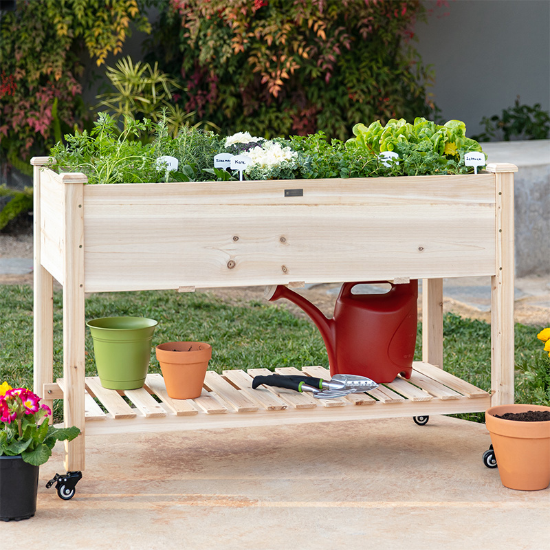 Cama de jardín elevada 48x24x32in Maceta de madera elevada móvil con ruedas bloqueables, estante de almacenamiento, revestimiento